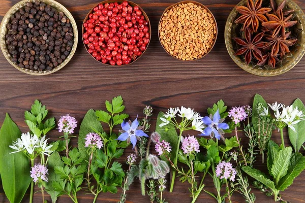 Kruiden Specerijen Houten Ondergrond Voedsel Keuken Ingrediënten Natuurlijke Toevoegingsmiddelen — Stockfoto