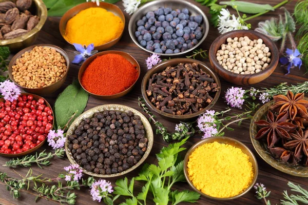 Metal Kaselerde Bitkiler Baharatlar Yiyecek Mutfak Malzemeleri Renkli Doğal Katkı — Stok fotoğraf