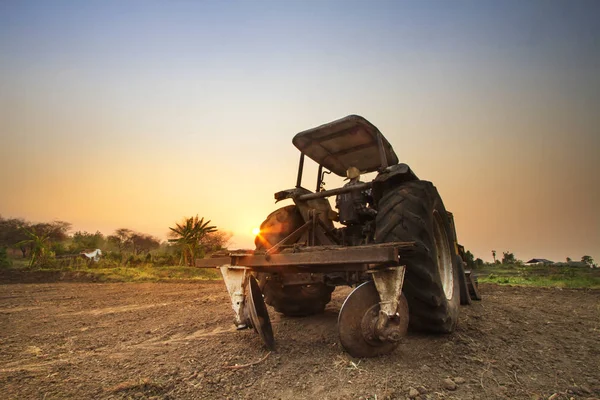Tractor prepare soil for cultivation — Stock Photo, Image