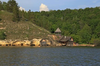 Nehirden dağ ve göl evleri görüntülemek