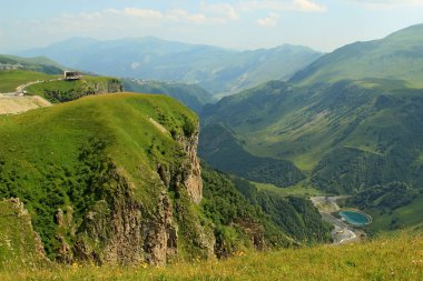 Göl kenarında Kafkas Dağları üzerinden görüntülemek