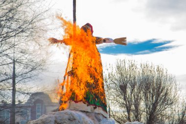 Shrovetide, doldurulmuş kışlar yanan