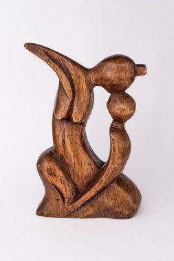 Beyaz bir arka planda aile ahşap biblo