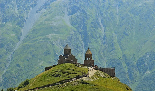 Church of the Holy Trinity on the background of the Caucasus Mountains — Stock Photo, Image