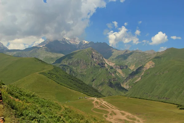 Vista desde las montañas del Cáucaso en el lago —  Fotos de Stock