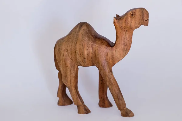 Figurinha de madeira sobre um fundo branco, camelo — Fotografia de Stock