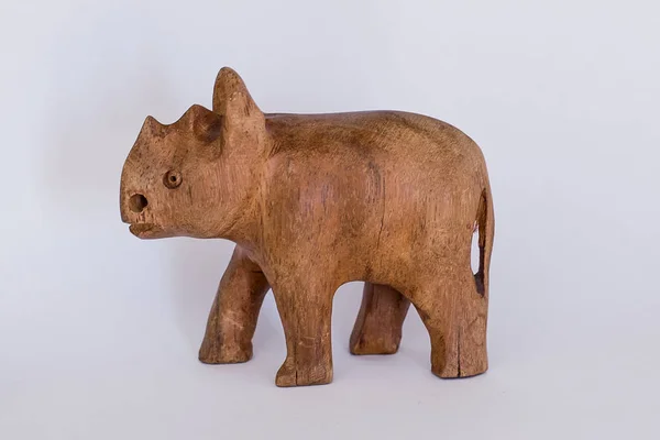 Holzfigur auf weißem Hintergrund, Nashorn — Stockfoto