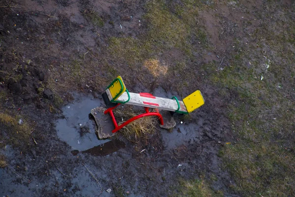 Les balançoires se tiennent dans l'eau après la pluie au printemps — Photo