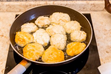 Peynirli krep evde bir tavada hazırlanması