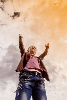 Kız elleri gökyüzü - aşağıdan bir görünüm karşı duruyor