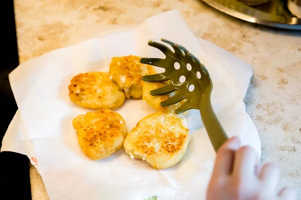 La preparación de los crepes de queso en la sartén en casa —  Fotos de Stock