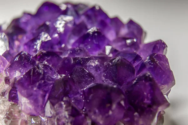 Macro tiro de cristais de ametista violeta — Fotografia de Stock