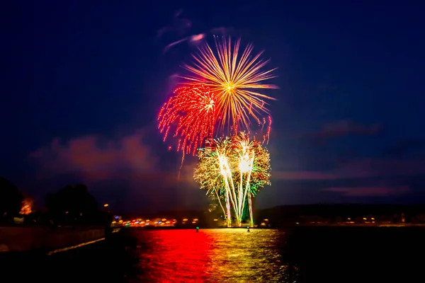 Feestelijke groet over het water van de rivier in de zomer — Stockfoto