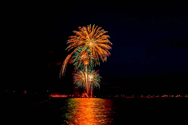 Salut festif sur l'eau de la rivière en été — Photo