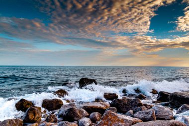 Deniz sörf gün batımında - mola taşları karşı dalgalar