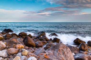 Deniz sörf gün batımında - mola taşları karşı dalgalar