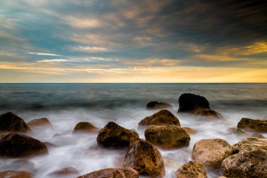 Deniz sörf gün batımında - mola taşları karşı dalgalar