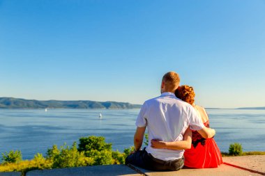 Deniz ve dağlar genç sevgili çift insanlar arıyoruz