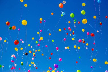 Çok renkli balonlar mavi gökyüzünde uçmak