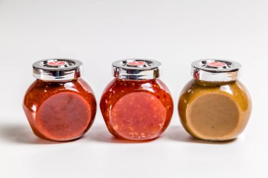 baharat ve soslar beyaz zemin üzerine kavanoz