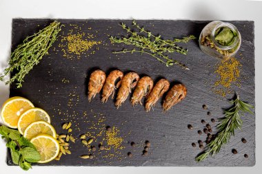 karides bilinenlerin yalan siyah bir plaka üzerinde