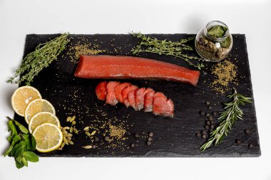 Beyaz arka plan üzerinde füme sockeye somon fileto