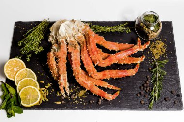 bir tabakta Kral Yengeç pençesi