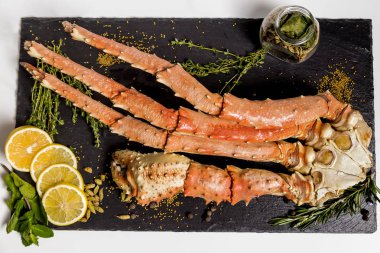 bir tabakta Kral Yengeç pençesi