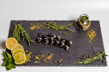 siyah Corbiculas siyah bir tabak üzerinde yalan