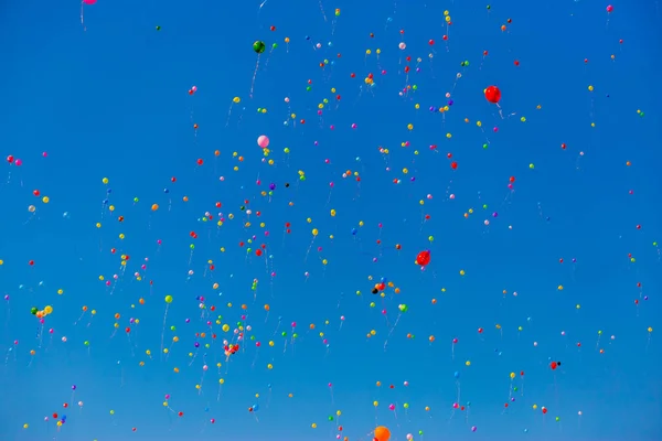 Tarka léggömb repülni a kék ég — Stock Fotó
