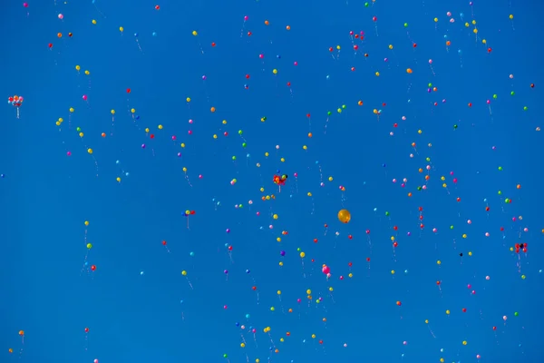 Tarka léggömb repülni a kék ég — Stock Fotó