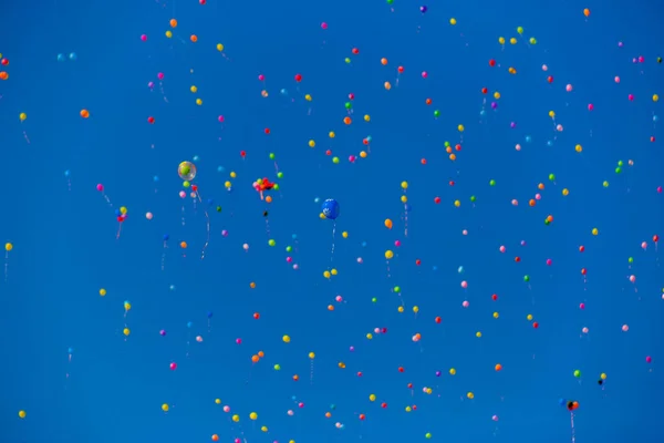 Palloncini multicolori volano nel cielo blu — Foto Stock