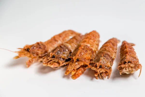 Crevettes langoustine reposent sur un fond blanc — Photo