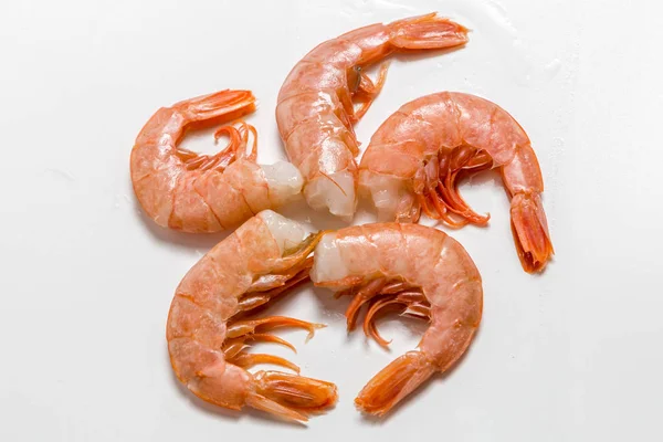 Shrimp Langustine liegen auf weißem Hintergrund — Stockfoto