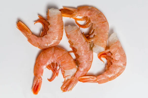 Camarones langoustine mentira sobre un fondo blanco —  Fotos de Stock