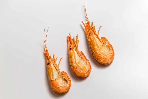 Camarones langoustine mentira sobre un fondo blanco —  Fotos de Stock