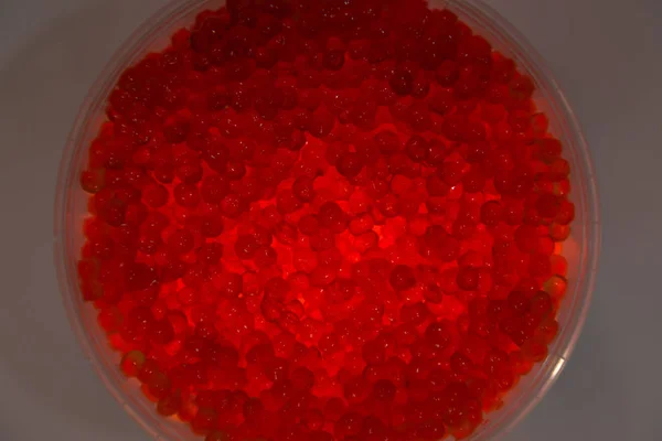 Salmão de caviar vermelho em um jarro em um fundo branco — Fotografia de Stock