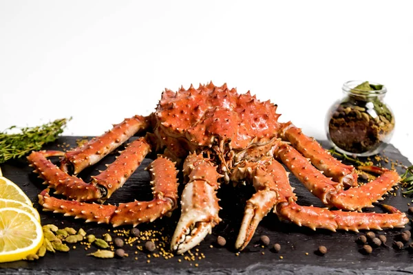 Kamchatka crab lies on a dish with spices — Stock Photo, Image