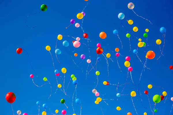五彩的气球飞翔在蔚蓝的天空 图库图片