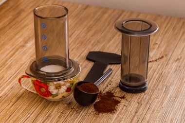 Aeropress - taşınabilir filtre kahve makinesi çekilmiş kahve hazırlanması