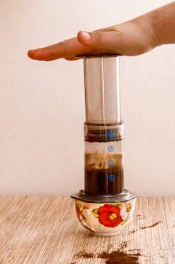 Aeropress - taşınabilir filtre kahve makinesi çekilmiş kahve hazırlanması