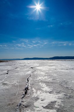 Bahar dağlar ve mavi gökyüzü arka planı Volga Nehri'nde buz erime