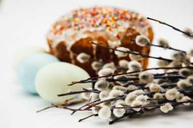 Beyaz bir arka plan - Paskalya kek, kompozisyona Paskalya yumurta, söğüt dalları boyalı