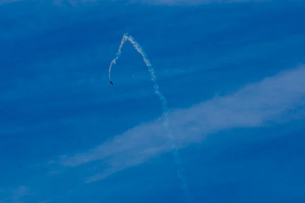 Combat aircraft perform aerial aerobatics in the sky — Stock Photo, Image