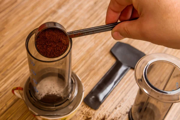 Préparation du café moulu en aérosol - cafetière filtre portable — Photo