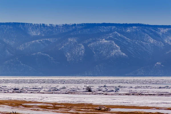 Primavera derretimento de gelo no rio Volga contra o fundo das montanhas e céu azul — Fotografia de Stock