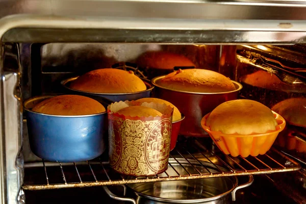 Osterkuchen werden zu Hause im Ofen gekocht — Stockfoto