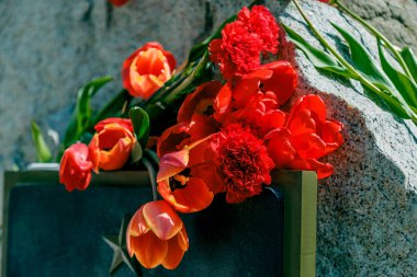 Rus askerleri için anıt üzerinde kırmızı çiçekler