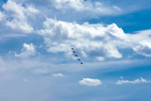 Kampfflugzeuge führen Luftakrobatik am Himmel auf — Stockfoto
