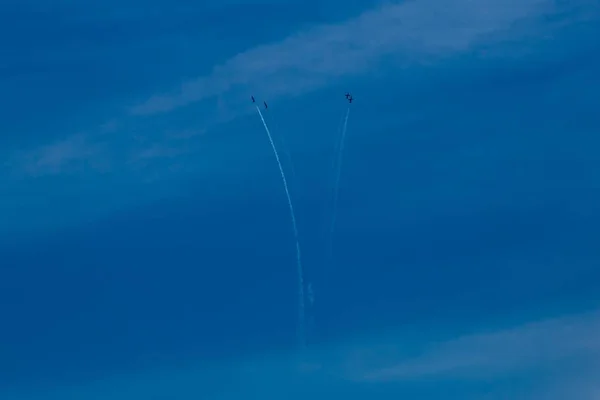 Kampfflugzeuge führen Luftakrobatik am Himmel auf — Stockfoto
